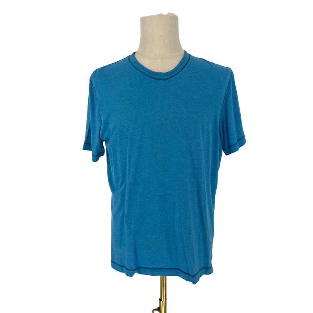 Robert Graham Short Sleeve V-Neck T-Shirt Blue with Navy Blue Whipstitch M
